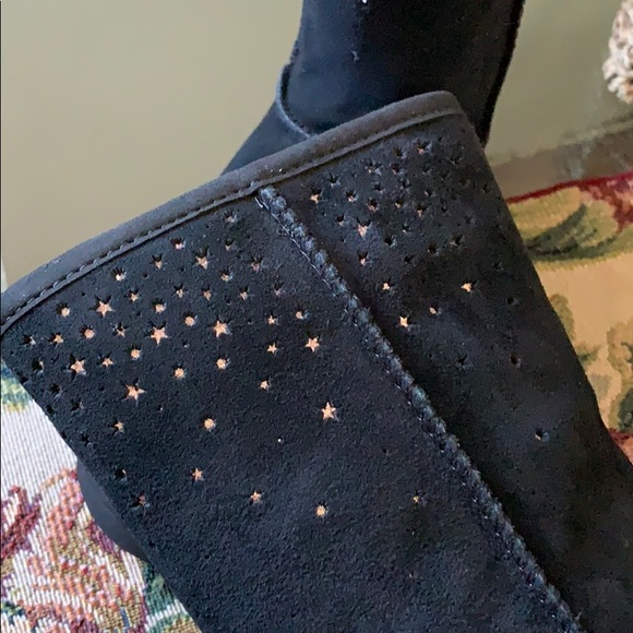 NEW UGG CLASSIC SHORT STARGIRL BLACK - Picture 5 of 8